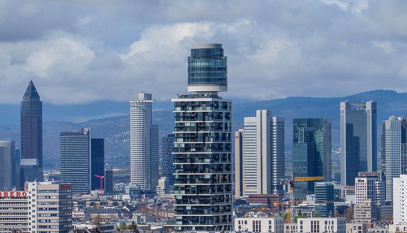Der Neue Henninger-Turm, ein Wohnhochhaus, im Frankfurter Süden. (Archivbild) Der Neue Henninger-Turm, ein Wohnhochhaus, im Frankfurter Süden. (Archivbild)