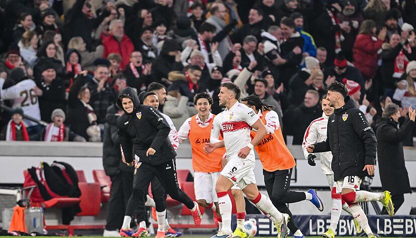 Ermedin Demirovic jubelt nach seinem Tor zum 1:0. Ermedin Demirovic jubelt nach seinem Tor zum 1:0.