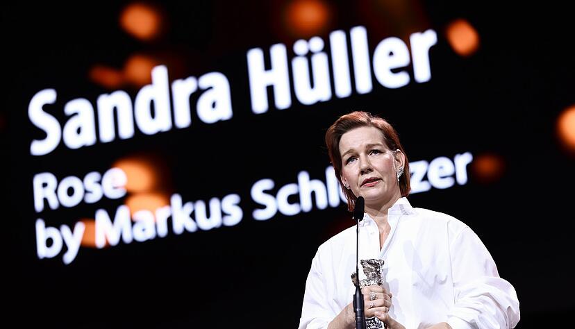Sandra H&uuml;ller nimmt den Silbernen B&auml;ren entgegen.