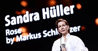 Sandra H&uuml;ller nimmt den Silbernen B&auml;ren entgegen.