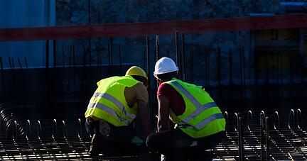 Bauarbeiter auf der Baustelle eines Mehrfamilienhauses in Hannover. Der Fachkr&auml;ftemangel in Deutschland ist auf Rekordniveau.