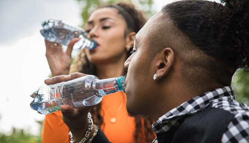 Damit unsere Stimme gut funktionieren kann, muss sie gut befeuchtet sein. Daher gilt:&nbsp;viel trinken.