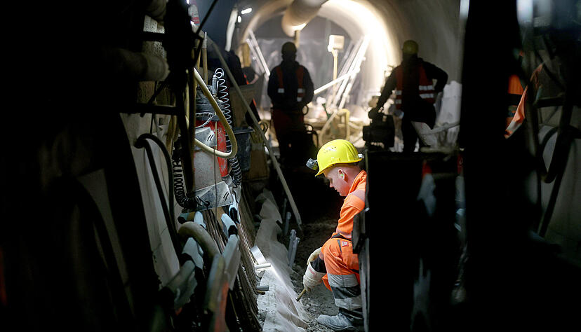 Auch im Fluchtstollen für Fußgänger laufen die Arbeiten auf vollen Touren.