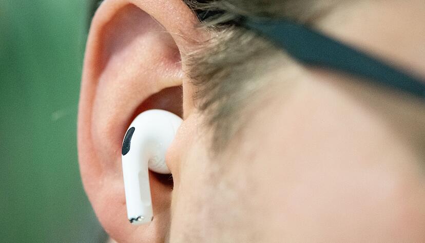 Stoppt die Musikwiedergabe pl&ouml;tzlich, kann das an der automatischen Ohrerkennung der Airpods liegen.