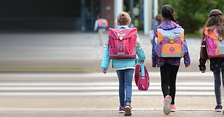 Mit den neuen Schülern kehrt ein neuer Alltag in die Schulen ein. Foto: dpa Mit den neuen Schülern kehrt ein neuer Alltag in die Schulen ein. Foto: dpa