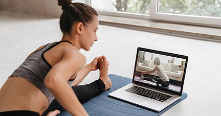 Online-Fitness-Live-Kurse sind eine gute und zeitsparende Alternative zu Präsenz-Terminen vor Ort. Online-Fitness-Live-Kurse sind eine gute und zeitsparende Alternative zu Präsenz-Terminen vor Ort.