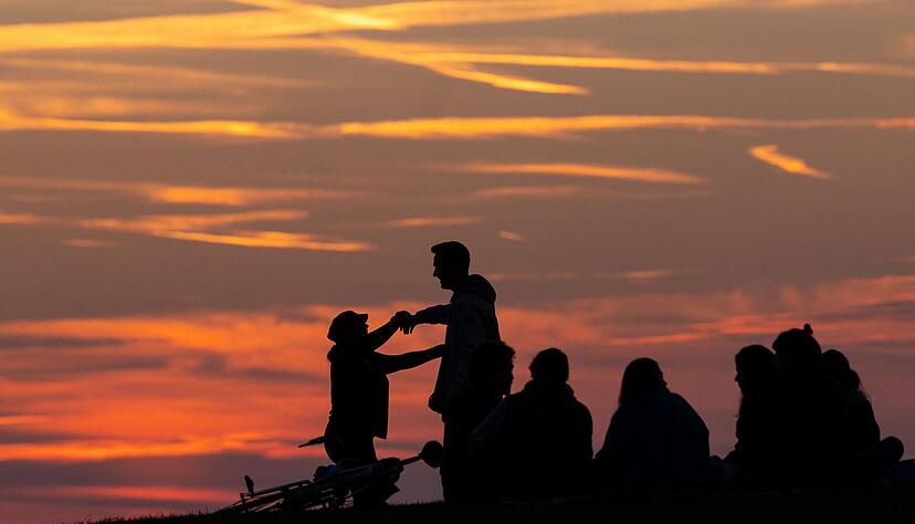 Man kann für sein Glück etwas tun - und zwar für sich und auch mit anderen Menschen. Man kann für sein Glück etwas tun - und zwar für sich und auch mit anderen Menschen.
