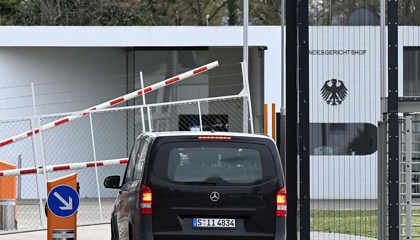 Ein ziviles Polizeiauto fährt in die Aussenstelle des Bundesgerichtshofs (BGH).
