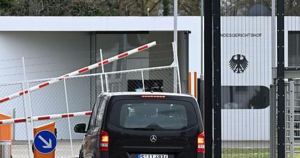 Ein ziviles Polizeiauto fährt in die Aussenstelle des Bundesgerichtshofs (BGH). Ein ziviles Polizeiauto fährt in die Aussenstelle des Bundesgerichtshofs (BGH).