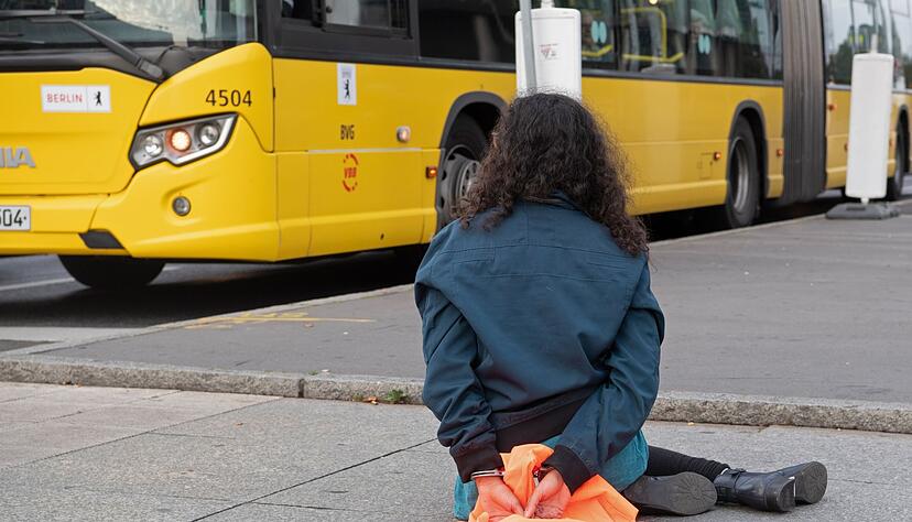 Eine Aktivistin der Letzten Generation protestiert am 06.10.2023 in Berlin.