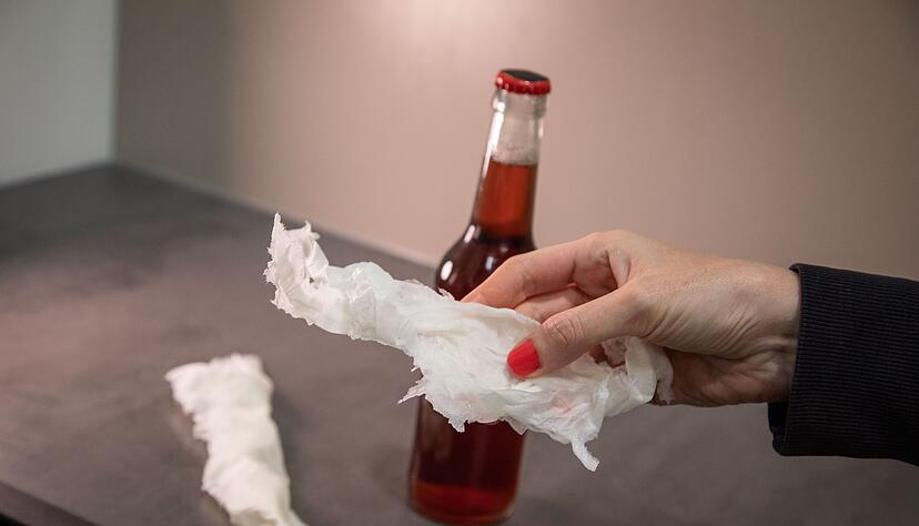 Tipp: Die Reste des Küchenpapiers am besten gleich aus dem Gefrierfach entfernen, bevor es richtig festfriert. Tipp: Die Reste des Küchenpapiers am besten gleich aus dem Gefrierfach entfernen, bevor es richtig festfriert.