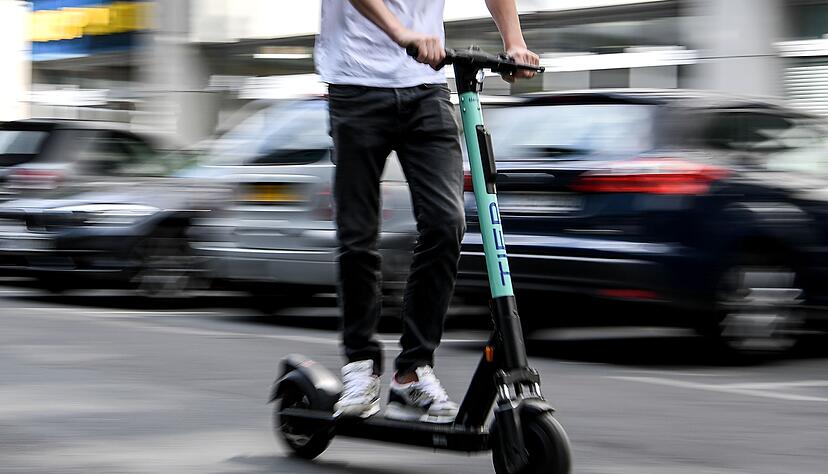 Wackelige Angelegenheit: E-Scooter sind relativ instabil. Wer zu schnell fährt, dem könnte selbst ein abgesenkter Bordstein Probleme bereiten. Wackelige Angelegenheit: E-Scooter sind relativ instabil. Wer zu schnell fährt, dem könnte selbst ein abgesenkter Bordstein Probleme bereiten.