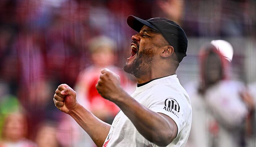 Trainer Vincent Kompany feiert mit den Fans den Titel.