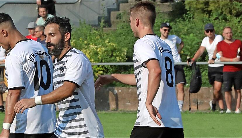 VfR-St&uuml;rmer Michele Varallo (Mitte) steht mit einem Fallr&uuml;ckzieher auf der Internetplattform fupa.net zur Abstimmung f&uuml;r das "Amateurtor des Jahres". Das Voting endet am Montag um 20 Uhr.