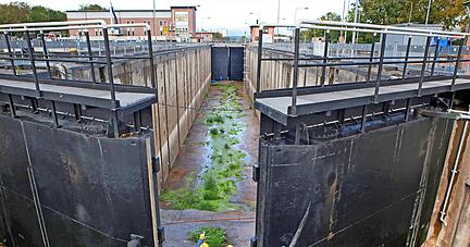 Die Schleuse bei Bad Friedrichshall-Kochendorf hat 2020 neue Tore bekommen. Für 135-Meter-Schiffe ist sie zu kurz &minus; wie alle Hebewerke am Neckar. 
Foto: Archiv/Seidel