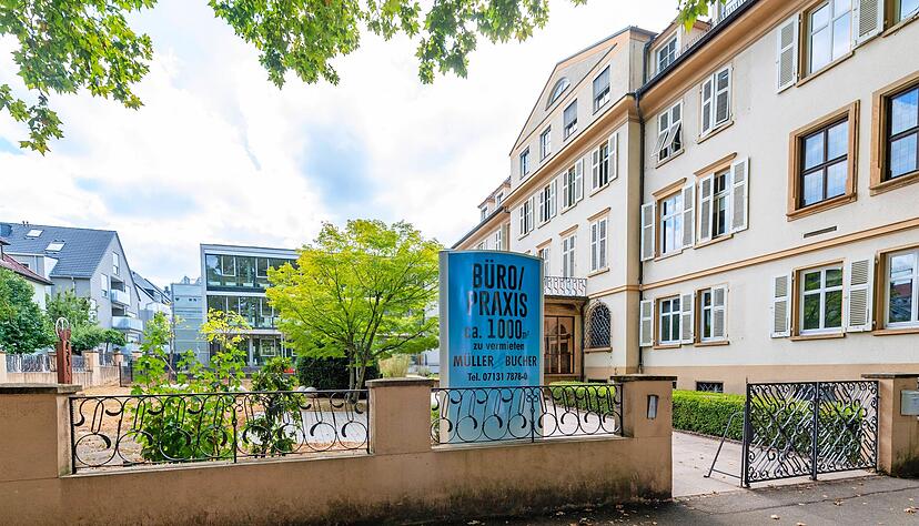 Für die Villa auf der rechten Seite werden noch Mieter gesucht. In den Flachbau hinten zieht die Versicherung AIG ein, die bisher schon auf dem Areal ist. Für die Villa auf der rechten Seite werden noch Mieter gesucht. In den Flachbau hinten zieht die Versicherung AIG ein, die bisher schon auf dem Areal ist.