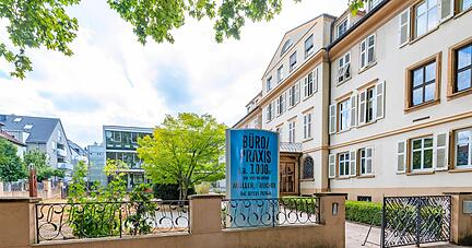 Für die Villa auf der rechten Seite werden noch Mieter gesucht. In den Flachbau hinten zieht die Versicherung AIG ein, die bisher schon auf dem Areal ist.
Fotos: Mario Berger