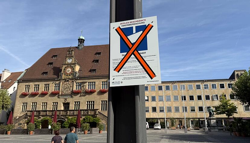 Der Heilbronner Markplatz soll künftig mit Videokameras überwacht werden. Schilder kündigen die Maßnahme bereits an. Bis die Kameras laufen, sind die Schilder mit einem Kreuz überklebt. Der Heilbronner Markplatz soll künftig mit Videokameras überwacht werden. Schilder kündigen die Maßnahme bereits an. Bis die Kameras laufen, sind die Schilder mit einem Kreuz überklebt.