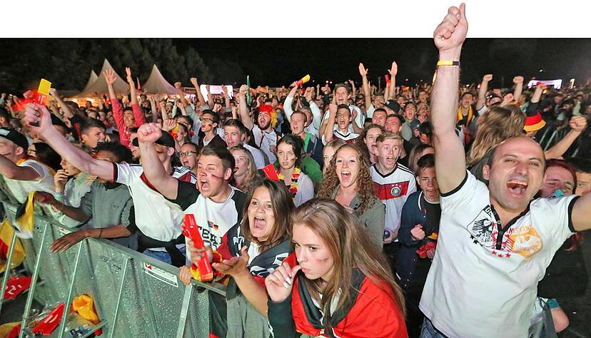 Solche Jubelszenen wie gegen Italien soll es auch künftig im Heilbronner Fandorf geben. Rund 46 000 Fans kamen bei dieser EM bisher auf die Theresienwiese − ein Minusrekord.Foto: Guido Sawatzki Solche Jubelszenen wie gegen Italien soll es auch künftig im Heilbronner Fandorf geben. Rund 46 000 Fans kamen bei dieser EM bisher auf die Theresienwiese − ein Minusrekord.Foto: Guido Sawatzki