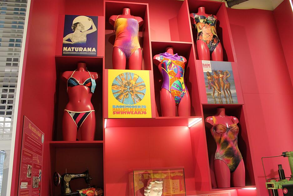 Die Firma Naturana hat zahlreiche Badeanz&uuml;ge aus den 70er Jahren zur Verf&uuml;gung gestellt. Foto: Christoph Kraft