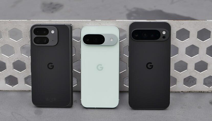 Gruppenfoto: Das Pixel 9 Pro Fold, Pixel 9 und Pixel 9 Pro XL von Google (l-r).