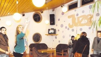 Blick in den gro&szlig;en Aufenthaltsraum des Jugendzentrums. Die W&auml;nde wurden von den Jugendlichen erst vor kurzer Zeit neu bemalt. Astrid Petzold (im Vordergrund) spielt hier gerne mal Dart. Fotos: Dittmar Dirks