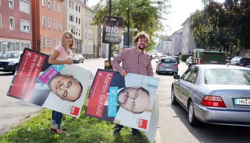 Ein langer und mühsamer Wahlkampf ist zu Ende gegangen. Die Plakate werden abgehängt, hier das Team von Juratovic in der Heilbronner Oststraße.
Foto: Andreas Veigel Ein langer und mühsamer Wahlkampf ist zu Ende gegangen. Die Plakate werden abgehängt, hier das Team von Juratovic in der Heilbronner Oststraße.
Foto: Andreas Veigel