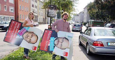 Ein langer und mühsamer Wahlkampf ist zu Ende gegangen. Die Plakate werden abgehängt, hier das Team von Juratovic in der Heilbronner Oststraße. 
Foto: Andreas Veigel