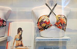 Aktuell ist im Bikiniart-Museum eine Sonderausstellung über Amy Winehouse zu sehen. 15 Kleidungsstücke wurden dafür bei einer Auktion ersteigert. Neben mehreren Bikinis ist auch Unterwäsche der Sängerin zu sehen. Aktuell ist im Bikiniart-Museum eine Sonderausstellung über Amy Winehouse zu sehen. 15 Kleidungsstücke wurden dafür bei einer Auktion ersteigert. Neben mehreren Bikinis ist auch Unterwäsche der Sängerin zu sehen.