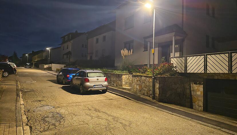 Straßenbeleuchtung in der Eppinger Dürerstraße. Das eher gelbliche Licht stammt von den alten Leuchten, das grellweiße stammt von den neuen LED-Leuchten. Straßenbeleuchtung in der Eppinger Dürerstraße. Das eher gelbliche Licht stammt von den alten Leuchten, das grellweiße stammt von den neuen LED-Leuchten.