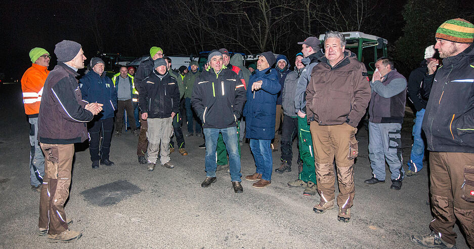 Landwirte versammeln sich vor der Protestfahrt am Parkplatz im Lauffener Forchenwald. Landwirte versammeln sich vor der Protestfahrt am Parkplatz im Lauffener Forchenwald.