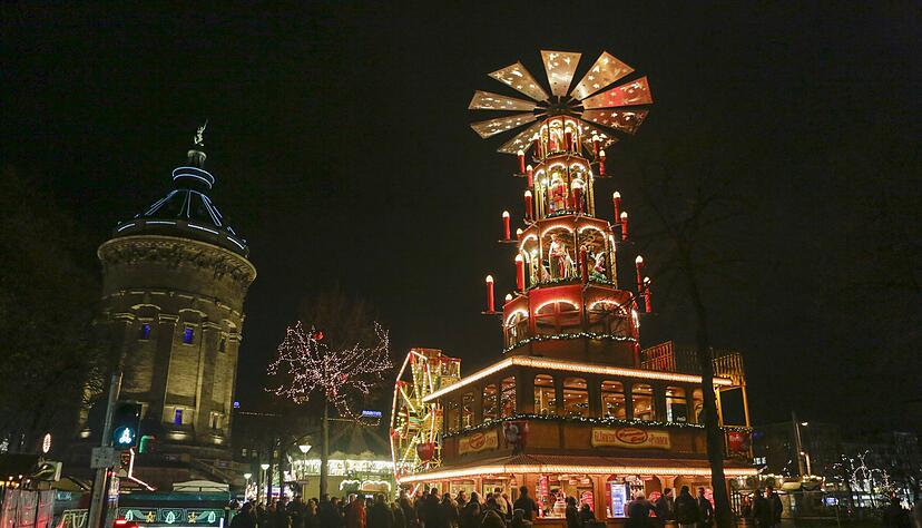 Der Weihnachtsmarkt am Wasserturm in Mannheim.