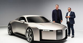 Am künftigen Elektro-Sportwagen aus Heilbronn: Audi-Chef Gernot Döllner im Gespräch mit Alexander Schnell aus der Stimme-Chefredaktion. Am künftigen Elektro-Sportwagen aus Heilbronn: Audi-Chef Gernot Döllner im Gespräch mit Alexander Schnell aus der Stimme-Chefredaktion.
