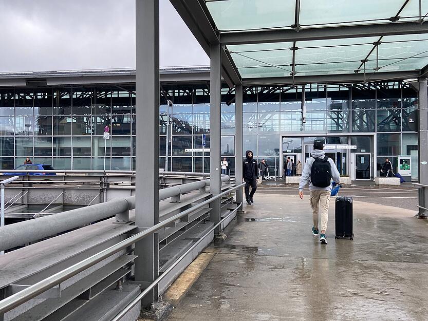 Die Aktivisten sind zunächst undercover als Reisende unterwegs, so Koordinator der Widerstandsgruppe Stuttgart Thaddäus Moffor. Die Aktivisten sind zunächst undercover als Reisende unterwegs, so Koordinator der Widerstandsgruppe Stuttgart Thaddäus Moffor.