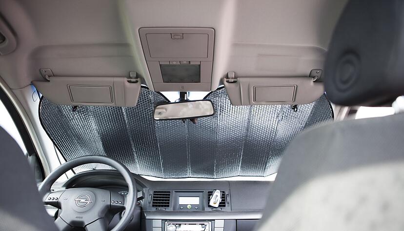 Schattenspender: Wer im Schatten parkt oder Sonnenschutzfolie nutzt, reduziert das Aufheizen im Sommer effektiv.