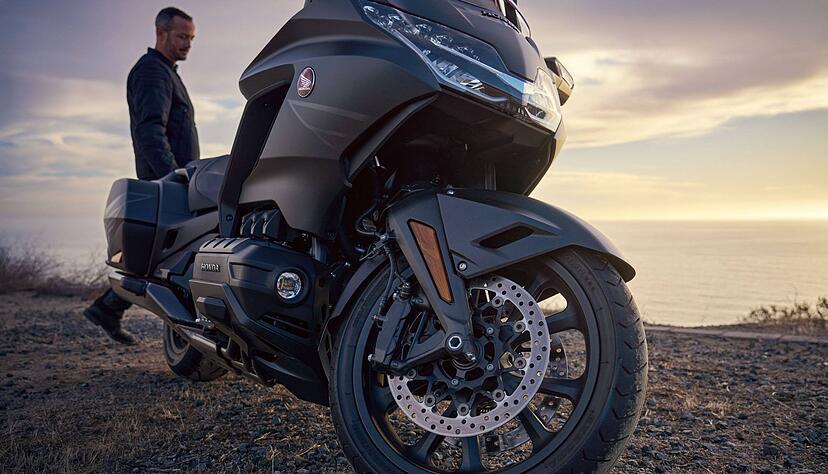 Hier sitzt man gern länger im Sattel: Die Honda Gold Wing ist abenteuerlustig und für ausgedehnte Touren gemacht. Hier sitzt man gern länger im Sattel: Die Honda Gold Wing ist abenteuerlustig und für ausgedehnte Touren gemacht.