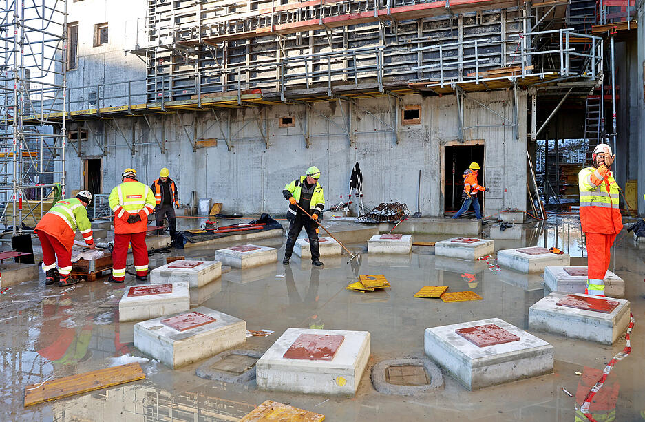 Zw&ouml;lf Auflagepunkte markieren den Platz des Wirbelschichtofens. F&uuml;r deren Errichtung wurde die Baustelle mit einem Zelt umh&uuml;llt und beheizt.