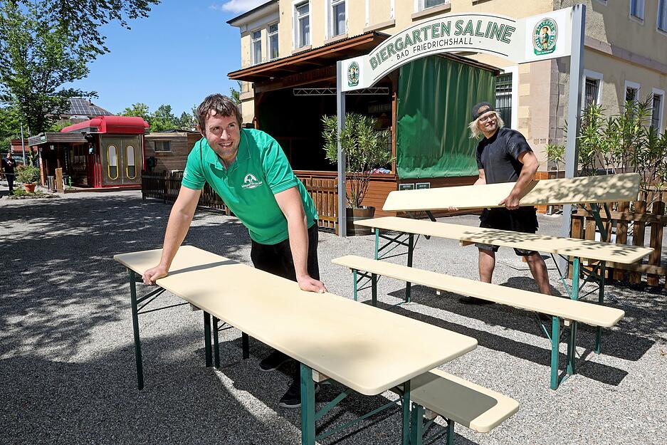 Viele Fragen haben Benjamin Horn, Betreiber des Saline-Biergartens in Bad Friedrichshall, in den vergangenen sechs Monaten beschäftigt. Als klar war, dass der Gastronomiebetrieb schließen muss, musste er sich entscheiden: "Schicken wir das Personal in Kurzarbeit oder erfindet man sich neu?" Horn hat mit seinem Team schnell einen Lieferdienst auf die Beine gestellt, der den Biergarten während des Lockdowns über Wasser gehalten hat. Trotzdem glich das den Verlust eines guten Frühjahrsgeschäfts, das es bei teils sehr gutem Wetter sicher gegeben hätte, nicht aus. "Als wir dann Mitte Mai wieder öffnen durften, war ich sehr froh", sagt Horn. Gleichzeitig musste er sich aber über die Verordnungen ärgern, die wiederum viele Fragen aufwarfen. "Die konnte anfangs auch keiner beantworten." Trotzdem wolle er nicht jammern, weil er weiß, dass es vielen Gastronomen schlechter ergangen sei. "Im Biergarten konnte ich die Hygienemaßnahmen gut umsetzen." Und auch der Großteil der Gäste habe gut mitgemacht. Nach der Biergartensaison will Horn den Lieferdienst wieder aktivieren. Denn mit einem guten Weihnachtsfeier-Geschäft rechne er dieses Jahr nicht.