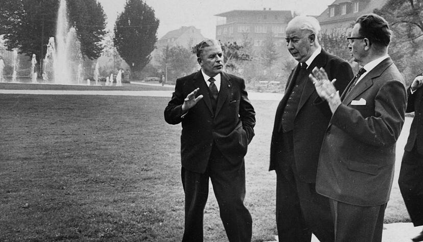 Zusammengestellt von Archiv und Dokumentation der Heilbronner Stimme - 
1959: Der Heilbronner Oberbürgermeister Paul Meyle und Theodor Heuss sind im Heilbronner Stadtgarten auf dem Weg in die Harmonie im Gespräch. Heuss war von 1949 bis 1959 der erste deutsche Bundespräsident und stammte aus Brackenheim. Zusammengestellt von Archiv und Dokumentation der Heilbronner Stimme - 
1959: Der Heilbronner Oberbürgermeister Paul Meyle und Theodor Heuss sind im Heilbronner Stadtgarten auf dem Weg in die Harmonie im Gespräch. Heuss war von 1949 bis 1959 der erste deutsche Bundespräsident und stammte aus Brackenheim.