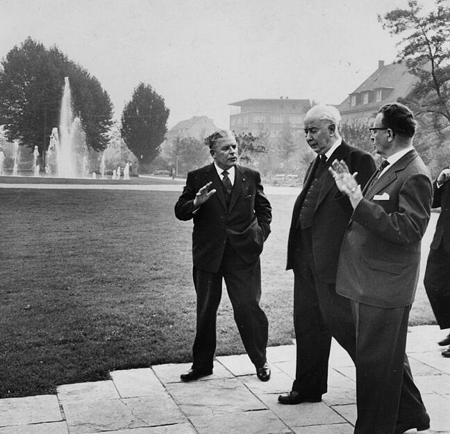 Zusammengestellt von Archiv und Dokumentation der Heilbronner Stimme - 
1959: Der Heilbronner Oberbürgermeister Paul Meyle und Theodor Heuss sind im Heilbronner Stadtgarten auf dem Weg in die Harmonie im Gespräch. Heuss war von 1949 bis 1959 der erste deutsche Bundespräsident und stammte aus Brackenheim. Zusammengestellt von Archiv und Dokumentation der Heilbronner Stimme - 
1959: Der Heilbronner Oberbürgermeister Paul Meyle und Theodor Heuss sind im Heilbronner Stadtgarten auf dem Weg in die Harmonie im Gespräch. Heuss war von 1949 bis 1959 der erste deutsche Bundespräsident und stammte aus Brackenheim.