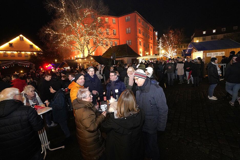Fünf Tage lang, von Mittwoch bis Sonntag, 4. bis 8. Dezember, verwandelt sich der Schlossplatz in Künzelsau immer von 16 bis 21 Uhr in einen Weihnachtstraum. Fünf Tage lang, von Mittwoch bis Sonntag, 4. bis 8. Dezember, verwandelt sich der Schlossplatz in Künzelsau immer von 16 bis 21 Uhr in einen Weihnachtstraum.