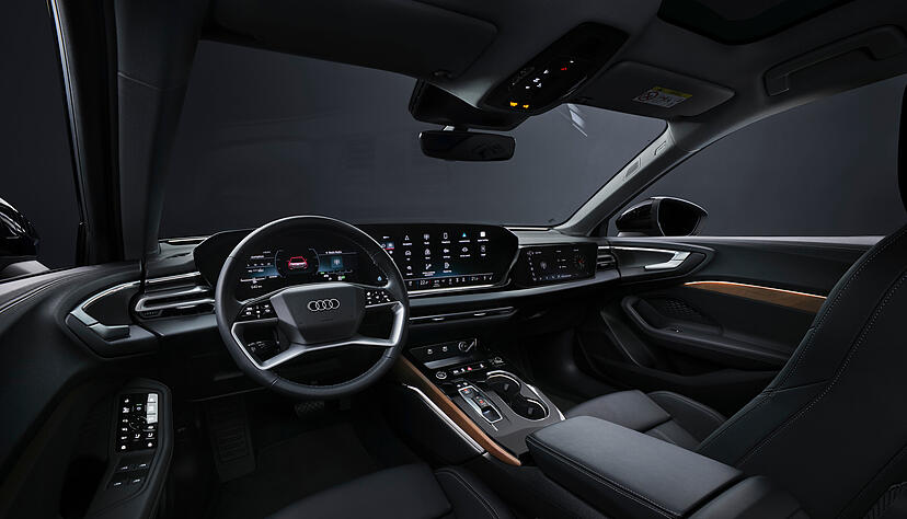 Innen setzt Audi auf ein vollständig digitales Cockpit (11,9 Zoll), das fließend in ein 14,5 Zoll großes Curved Display, also einen gewölbten Bildschirm übergeht und stark dem Fahrer zugeneigt ist. Optional ist auch ein Bildschirm für den Beifahrer erhältlich. Innen setzt Audi auf ein vollständig digitales Cockpit (11,9 Zoll), das fließend in ein 14,5 Zoll großes Curved Display, also einen gewölbten Bildschirm übergeht und stark dem Fahrer zugeneigt ist. Optional ist auch ein Bildschirm für den Beifahrer erhältlich.