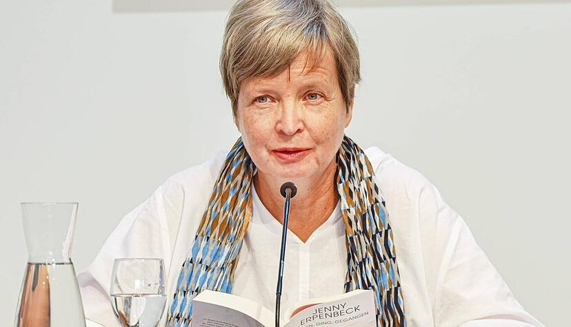 &bdquo;Und jetzt komme ich zur Politik&ldquo;, dabei sind ihre Texte eigentlich immer irgendwie politisch: Jenny Erpenbeck liest in der Kunsthalle W&uuml;rth zum Auftakt der T&uuml;binger Poetik-Dozentur 2025.