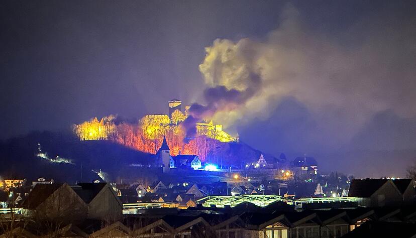 Gro&szlig;e Rauchschwaden stiegen am sp&auml;ten Sonntagabend in den Himmel &uuml;ber Beilstein. Auf dem Schlossgut Hohenbeilstein brach ein Brand aus.