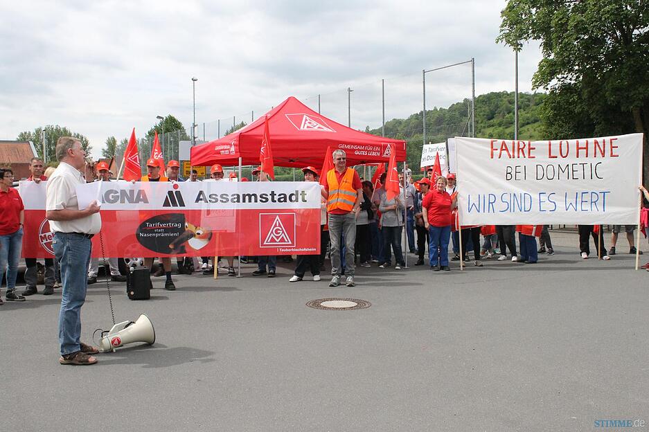 Warnstreik vor den Toren von Dometic Seitz in Krautheim.