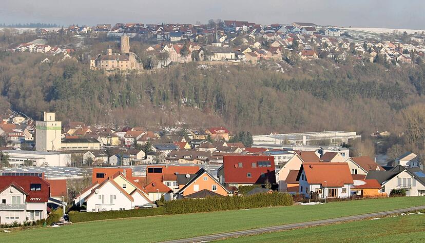 Blick &uuml;ber die Stadt Krautheim, in der sich derzeit einiges tut. Ein neues gro&szlig;es Bauvorhaben wurde jetzt vorgestellt. Foto: Archiv/Doll