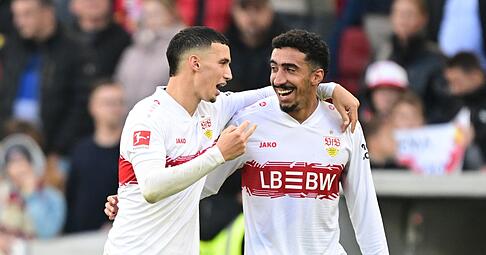 Torschütze Bilal El Khannouss (l) jubelt mit Tiago Tomas über das 1:0 gegen den 1. FC Heidenheim.