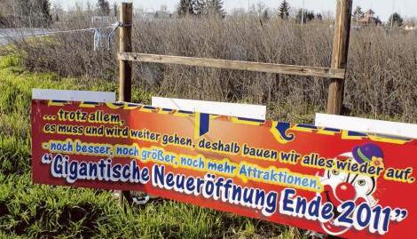 Das alte Schild war zu optimistisch: Im Kinderfreizeitpark Trampoline bei Böckingen herrscht auch zwei Jahre nach dem Großbrand kein neues Leben. Fotos: Carsten Friese