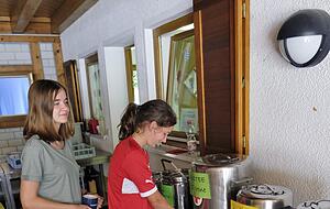 Viel trinken gegen die Hitze: Lena (vorne) und Jane schenken sich Eistee ein.