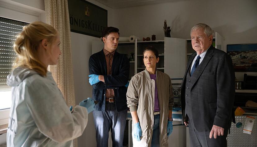 Oberstaatsanwalt Bernd Reuther (Rainer Hunold, r)